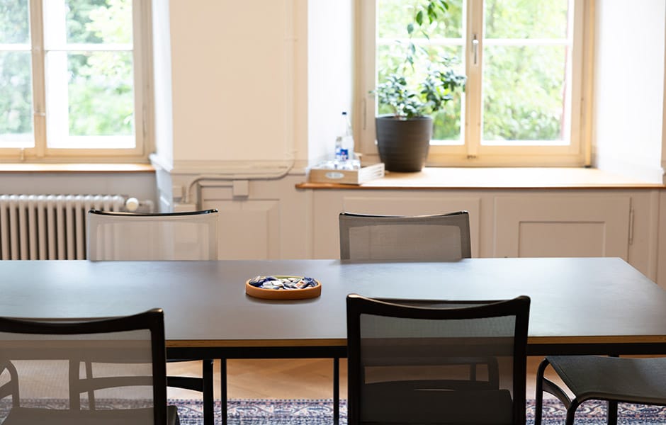 im-zehntenhaus_tisch_940x600 Advokatur im Zehntenhaus – Mediation